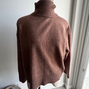 Mod Ref Open Back Sweater Size Medium